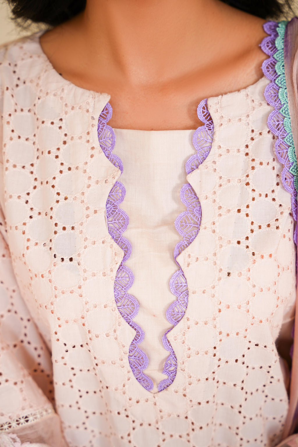 De Mater – A Graceful Ensemble from the Floral Whisper Collection