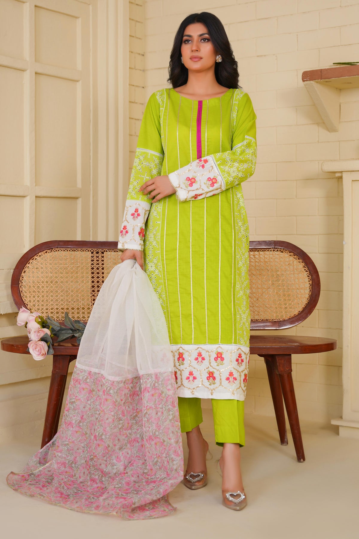 Scentora – A Graceful Ensemble from the Floral Whisper Collection Main image