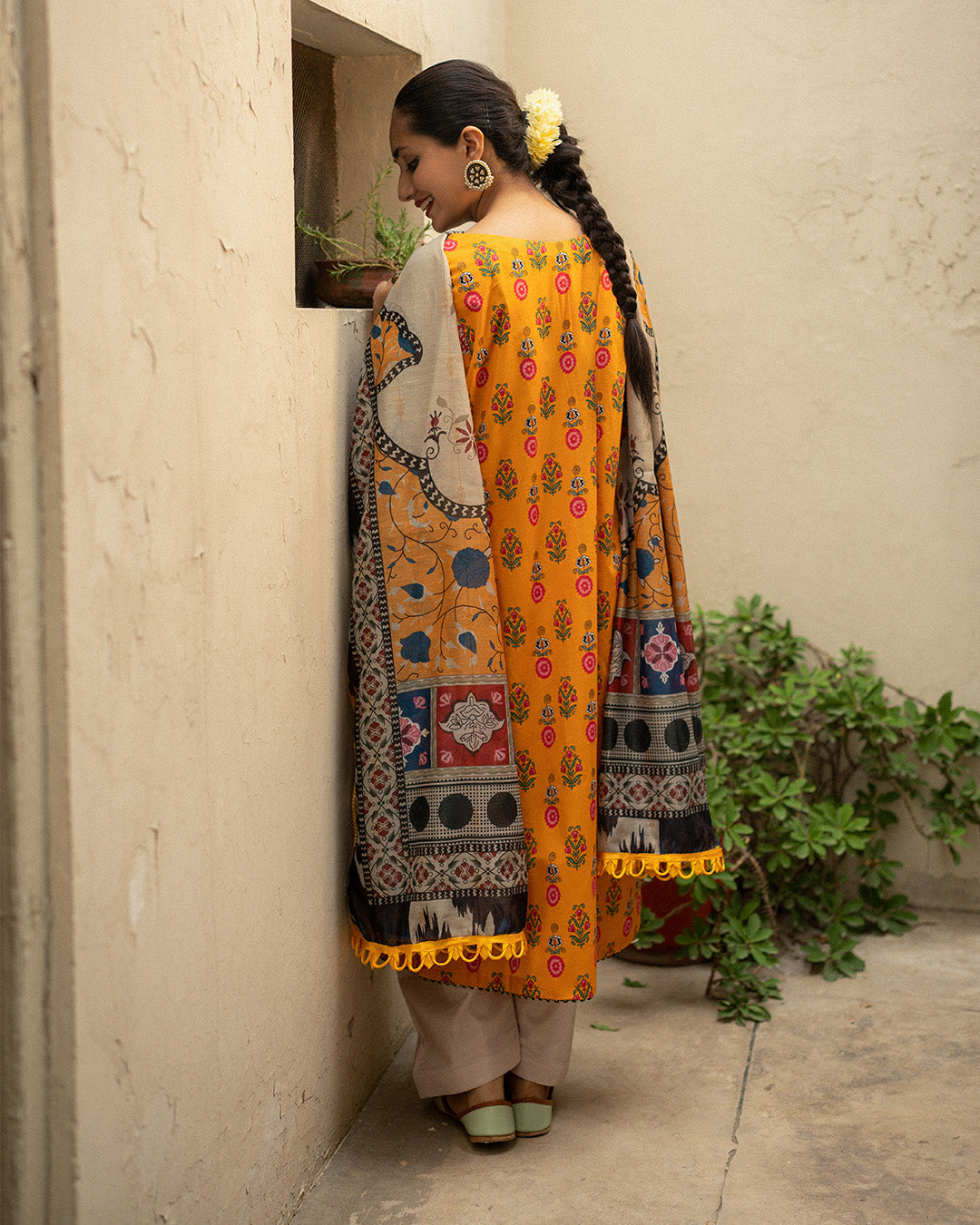 Saffron Flat 30% Off