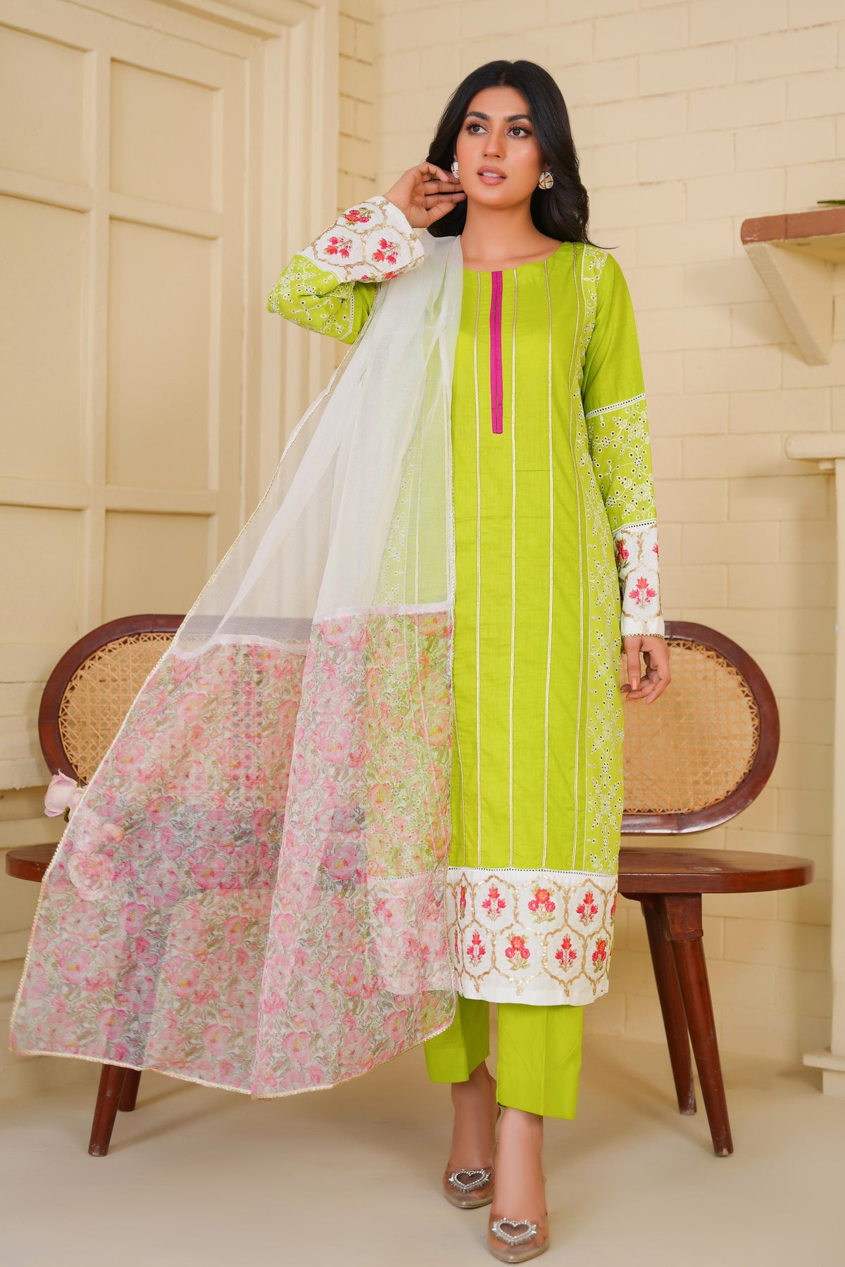 Scentora – A Graceful Ensemble from the Floral Whisper Collection