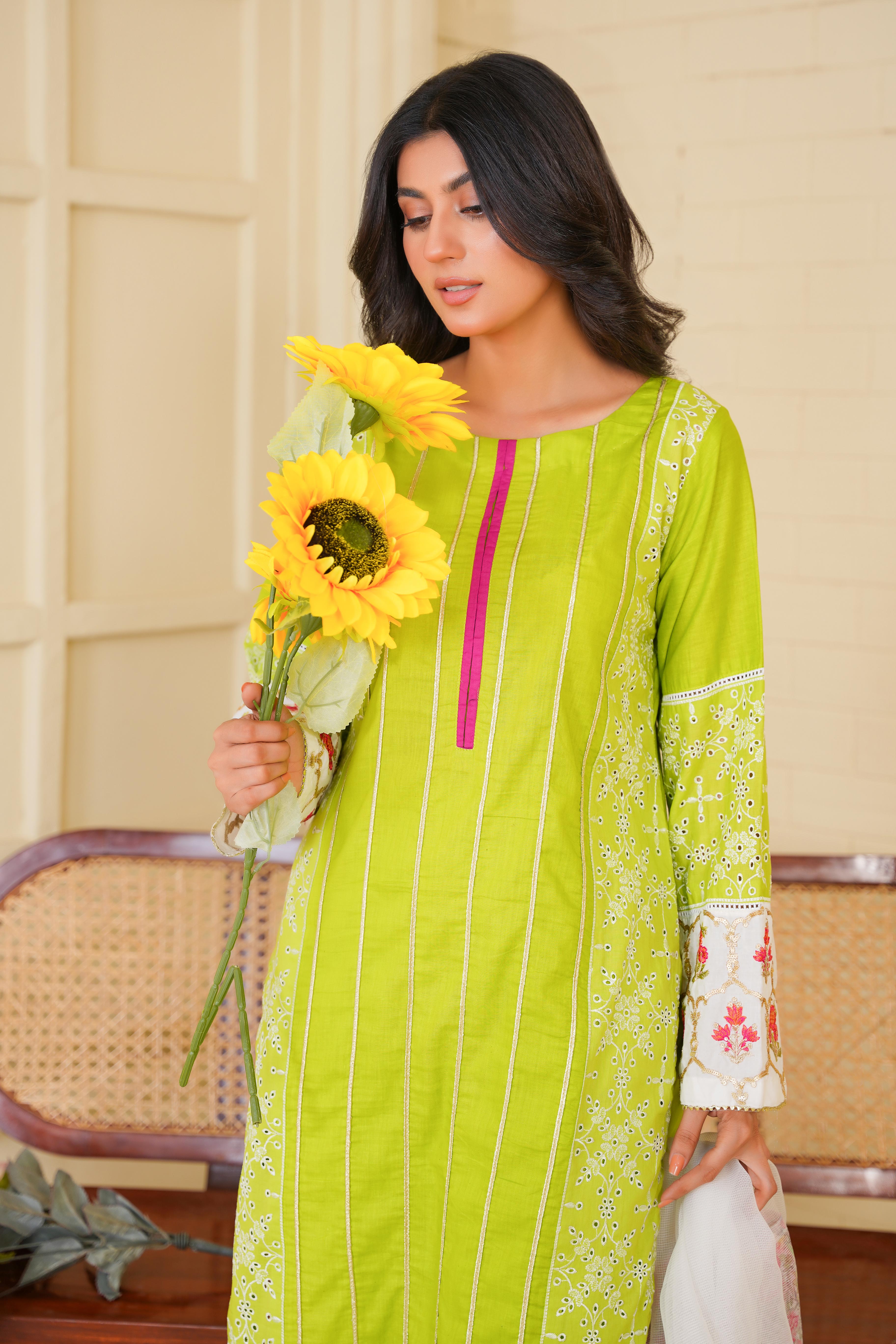 Scentora – A Graceful Ensemble from the Floral Whisper Collection Secondary image